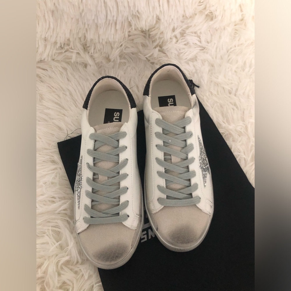 Golden Goose Women's Sneakers - Picture 5 of 7